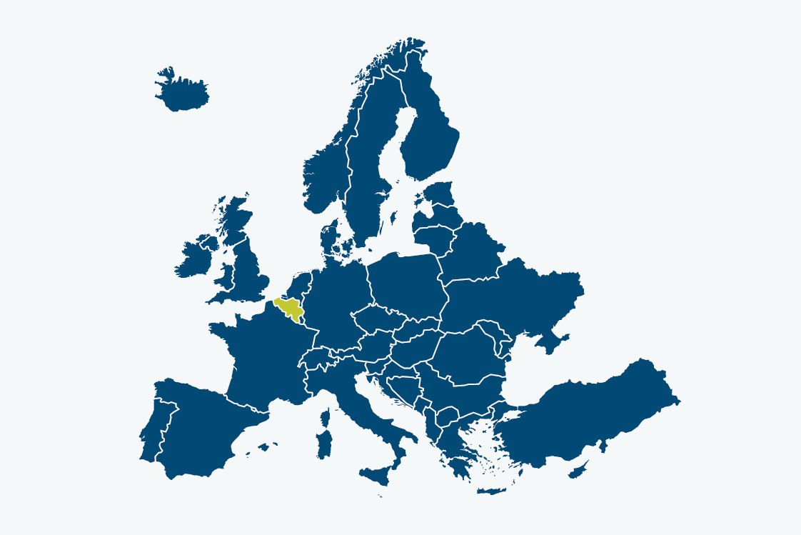 Weltkarte in blau, Belgien ist grün hervorgehoben
