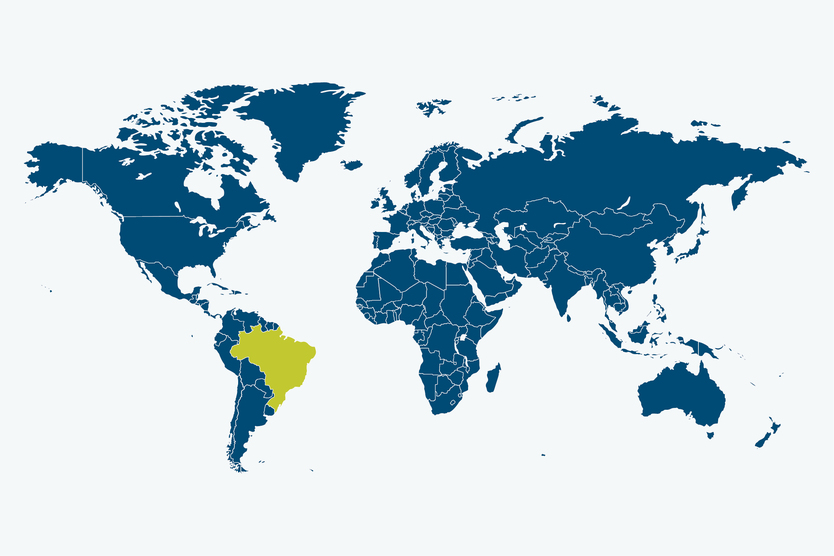 Weltkarte in blau, Brasilien ist farbig hervorgehoben