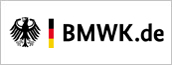 Das Logo des BMWi für die mobile Ansicht besteht aus dem Bundesadler, den Farben Schwarz, Rot, Gold und dem Schriftzug "BMWK.de".