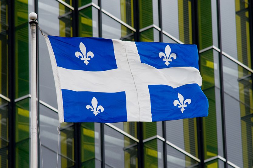 Die Flagge von Québec weht im Wind.