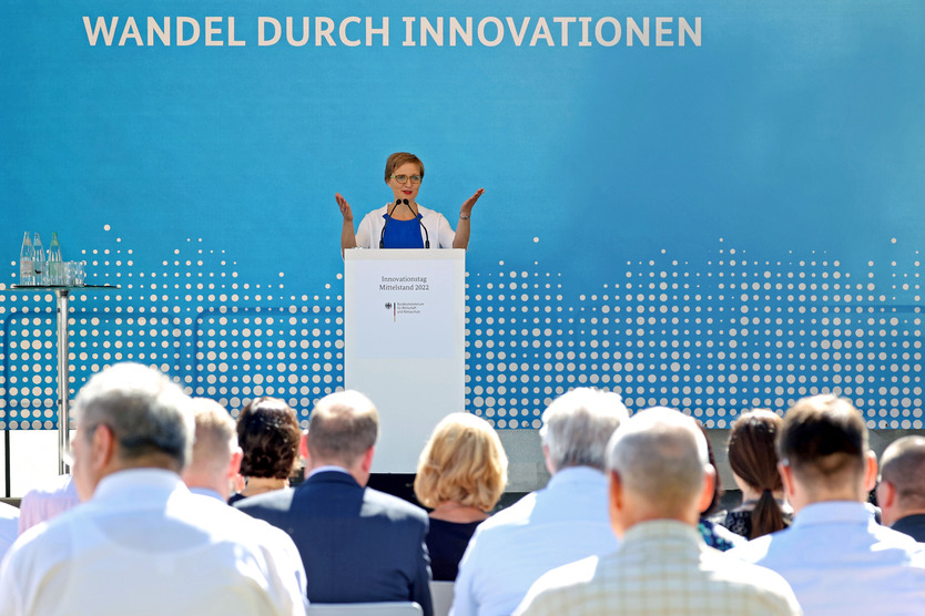 Foto von der Bühne des Innovationstag Mittelstand des BMWK 2022