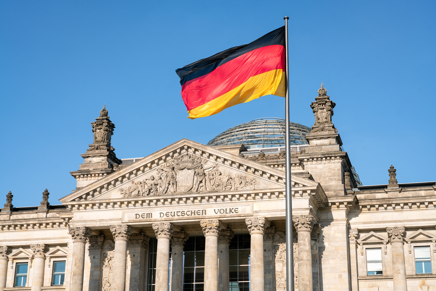 Bildausschnitt Reichstagsgebäude in Berlin mit deutscher Fahne